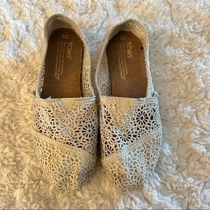 TOMS Crochet Flats Size 5